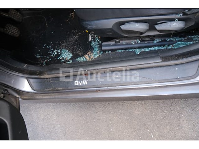 Auto (inval op straat) bmw 318i - afbeelding 23 van  65