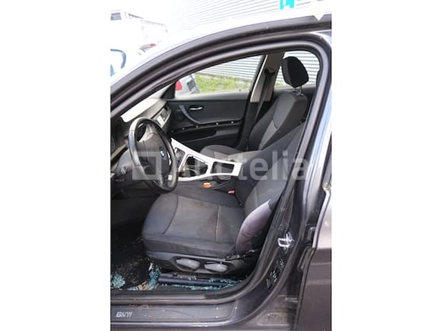 Auto (inval op straat) bmw 318i - afbeelding 37 van  65