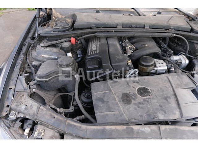 Auto (inval op straat) bmw 318i - afbeelding 38 van  65