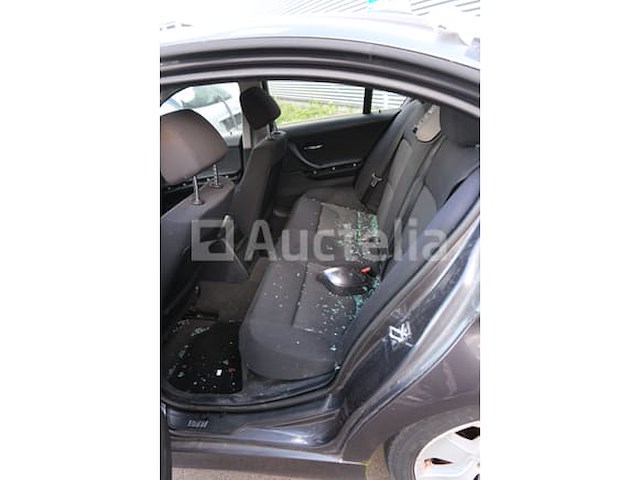 Auto (inval op straat) bmw 318i - afbeelding 42 van  65