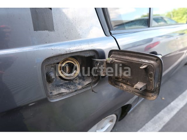 Auto (inval op straat) bmw 318i - afbeelding 43 van  65