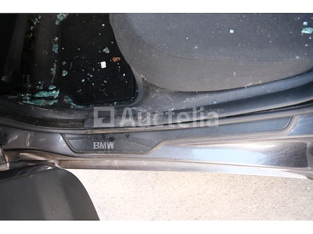 Auto (inval op straat) bmw 318i - afbeelding 47 van  65