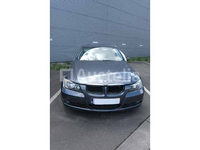Auto (inval op straat) bmw 318i - afbeelding 51 van  65