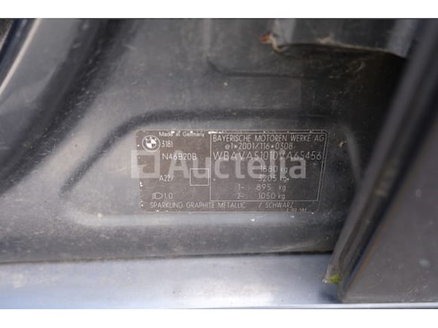 Auto (inval op straat) bmw 318i - afbeelding 55 van  65