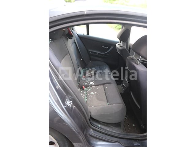 Auto (inval op straat) bmw 318i - afbeelding 45 van  65