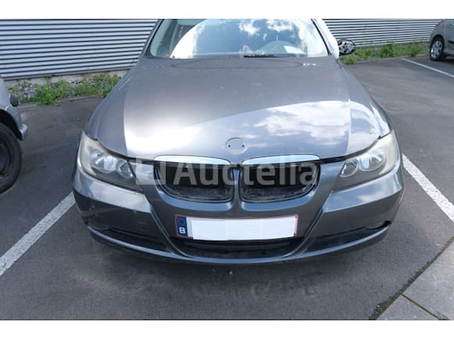 Auto (inval op straat) bmw 318i - afbeelding 58 van  65
