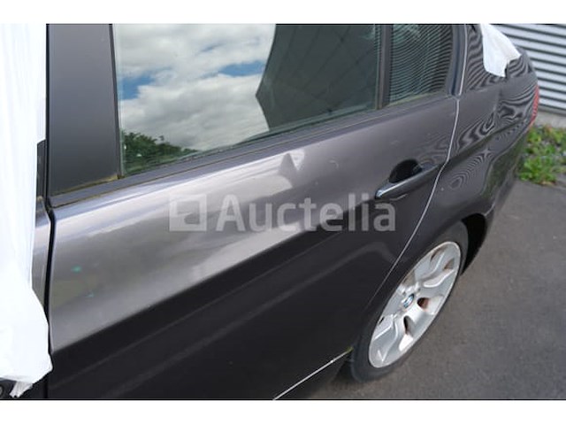 Auto (inval op straat) bmw 318i - afbeelding 60 van  65