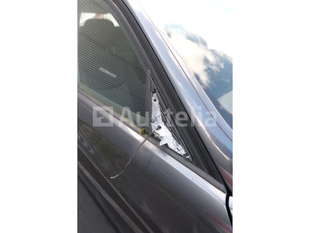 Auto (inval op straat) bmw 318i - afbeelding 61 van  65