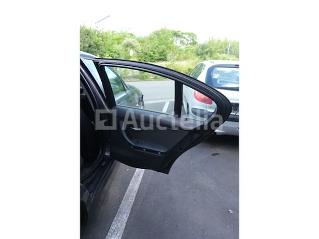Auto (inval op straat) bmw 318i - afbeelding 63 van  65