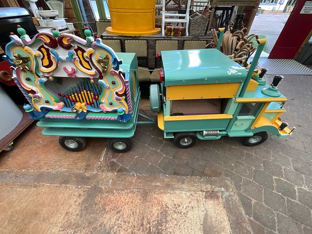 Auto met orgel orgel - afbeelding 1 van  10