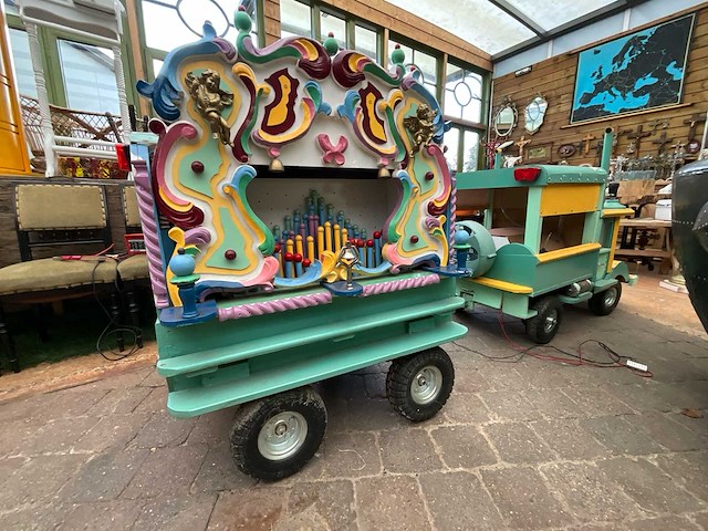 Auto met orgel orgel - afbeelding 9 van  10