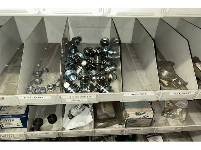 Auto onderdelen in rek - afbeelding 2 van  12