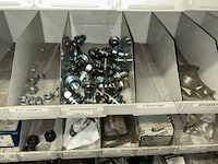 Auto onderdelen in rek - afbeelding 2 van  12