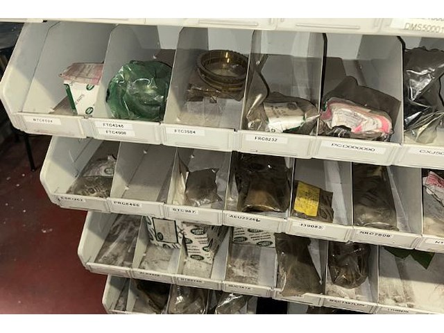 Auto onderdelen in rek - afbeelding 3 van  12