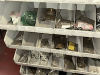 Auto onderdelen in rek - afbeelding 3 van  12