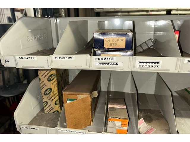 Auto onderdelen in rek - afbeelding 4 van  12