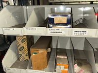 Auto onderdelen in rek - afbeelding 4 van  12