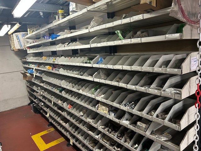 Auto onderdelen in rek - afbeelding 1 van  12