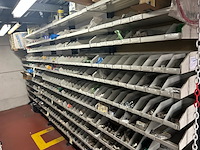 Auto onderdelen in rek