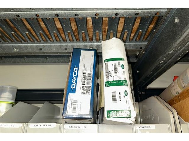 Auto onderdelen in rek - afbeelding 5 van  12