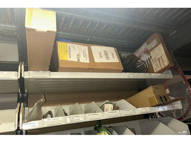 Auto onderdelen in rek - afbeelding 6 van  12