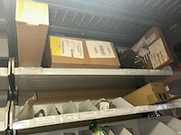 Auto onderdelen in rek - afbeelding 6 van  12