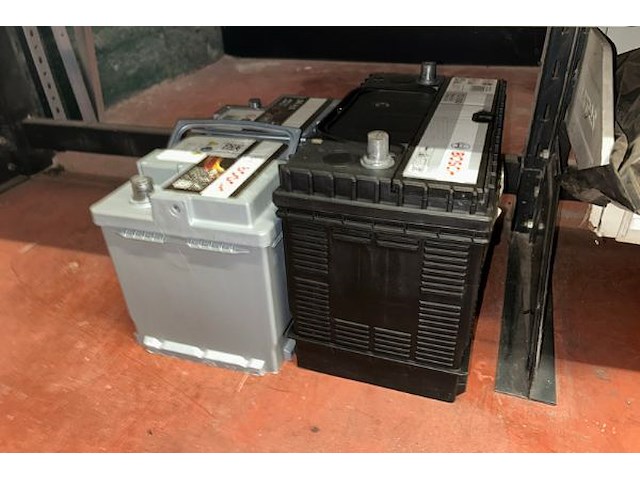 Auto onderdelen in rek - afbeelding 7 van  12