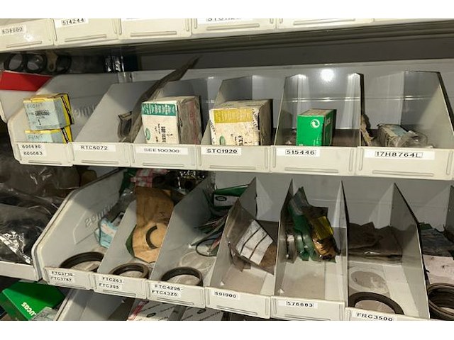 Auto onderdelen in rek - afbeelding 9 van  12