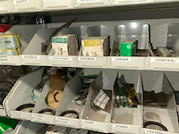 Auto onderdelen in rek - afbeelding 9 van  12