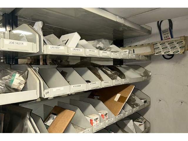 Auto onderdelen in rek - afbeelding 10 van  12