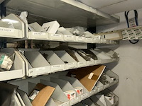 Auto onderdelen in rek - afbeelding 10 van  12