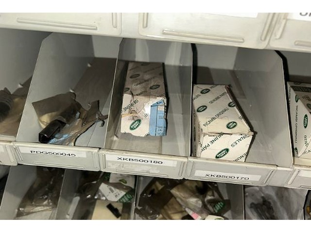 Auto onderdelen in rek - afbeelding 11 van  12