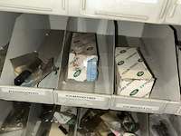 Auto onderdelen in rek - afbeelding 11 van  12