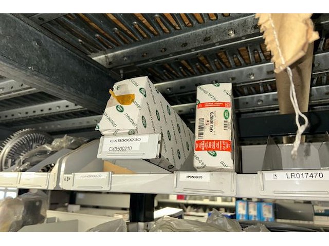 Auto onderdelen in rek - afbeelding 12 van  12