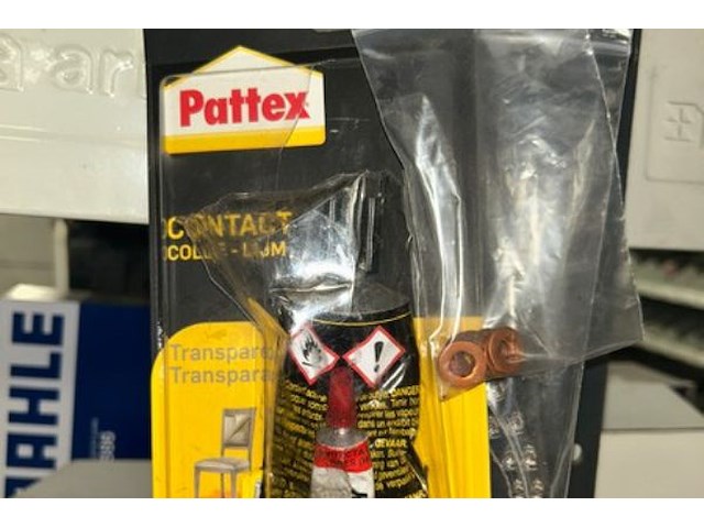 Auto onderdelen in rek - afbeelding 2 van  10