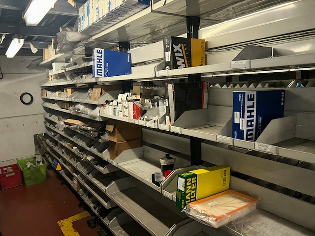 Auto onderdelen in rek - afbeelding 1 van  10