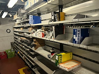 Auto onderdelen in rek