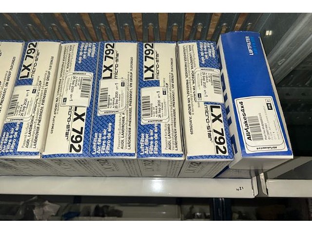 Auto onderdelen in rek - afbeelding 3 van  10