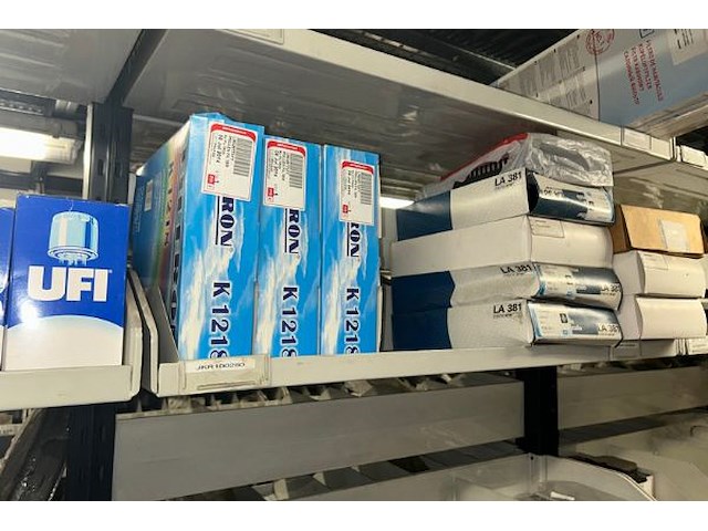 Auto onderdelen in rek - afbeelding 5 van  10