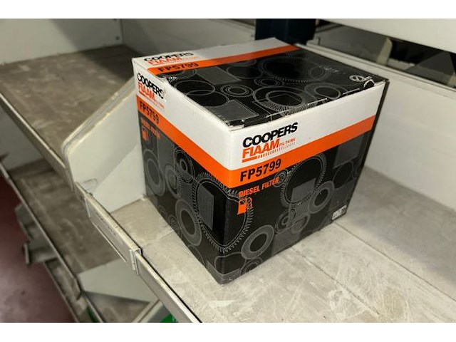 Auto onderdelen in rek - afbeelding 7 van  10