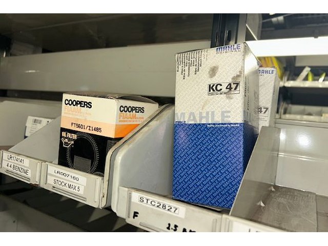 Auto onderdelen in rek - afbeelding 8 van  10