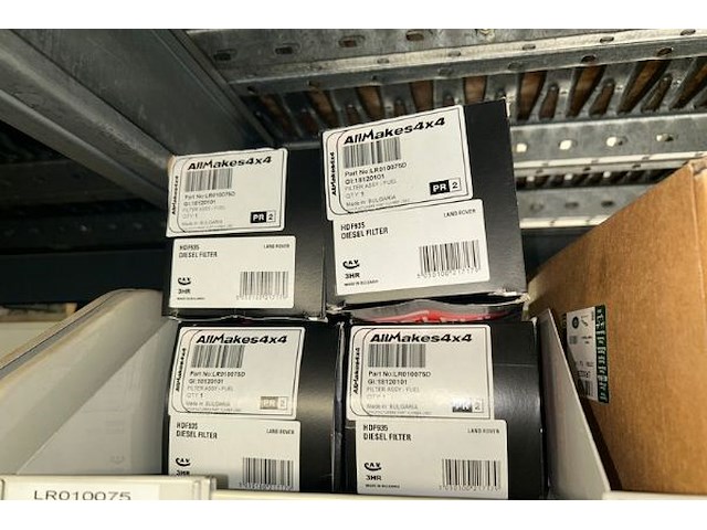 Auto onderdelen in rek - afbeelding 9 van  10