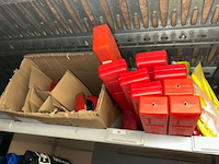 Auto onderdelen in rek - afbeelding 4 van  16