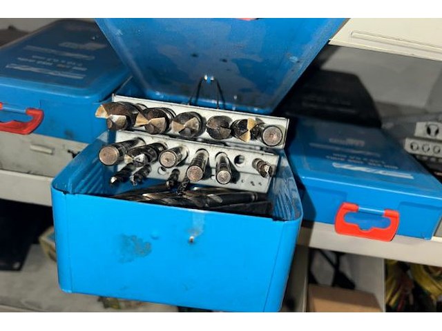 Auto onderdelen in rek - afbeelding 7 van  16