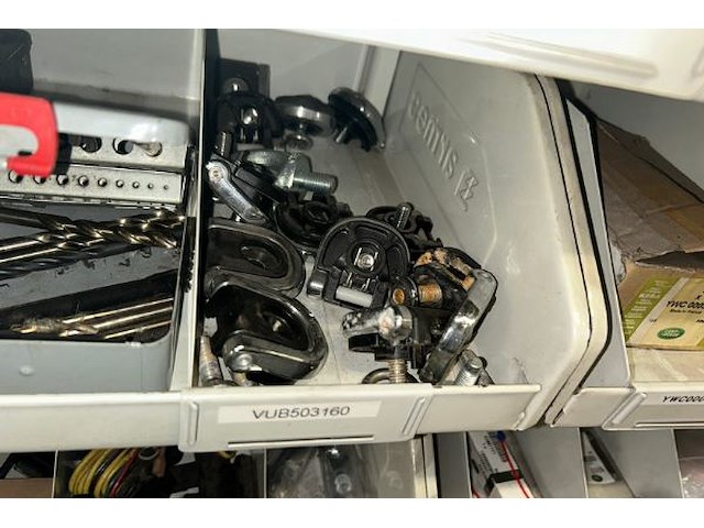 Auto onderdelen in rek - afbeelding 8 van  16