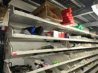 Auto onderdelen in rek