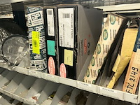 Auto onderdelen in rek - afbeelding 11 van  16