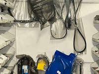 Auto onderdelen in rek - afbeelding 13 van  16