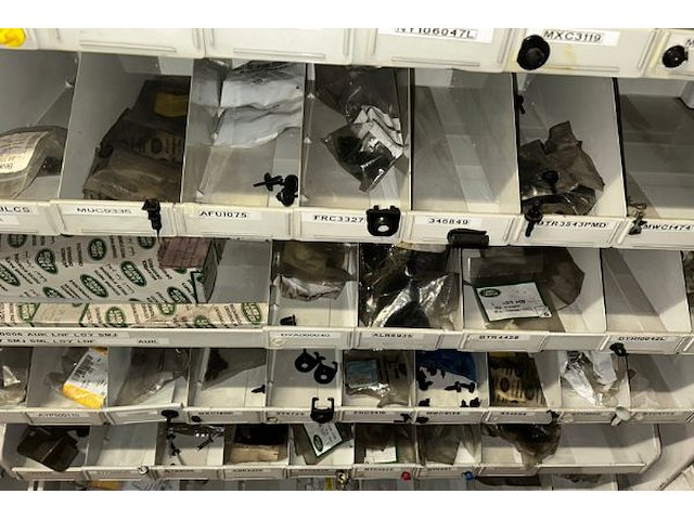 Auto onderdelen in rek - afbeelding 15 van  16