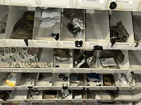 Auto onderdelen in rek - afbeelding 15 van  16